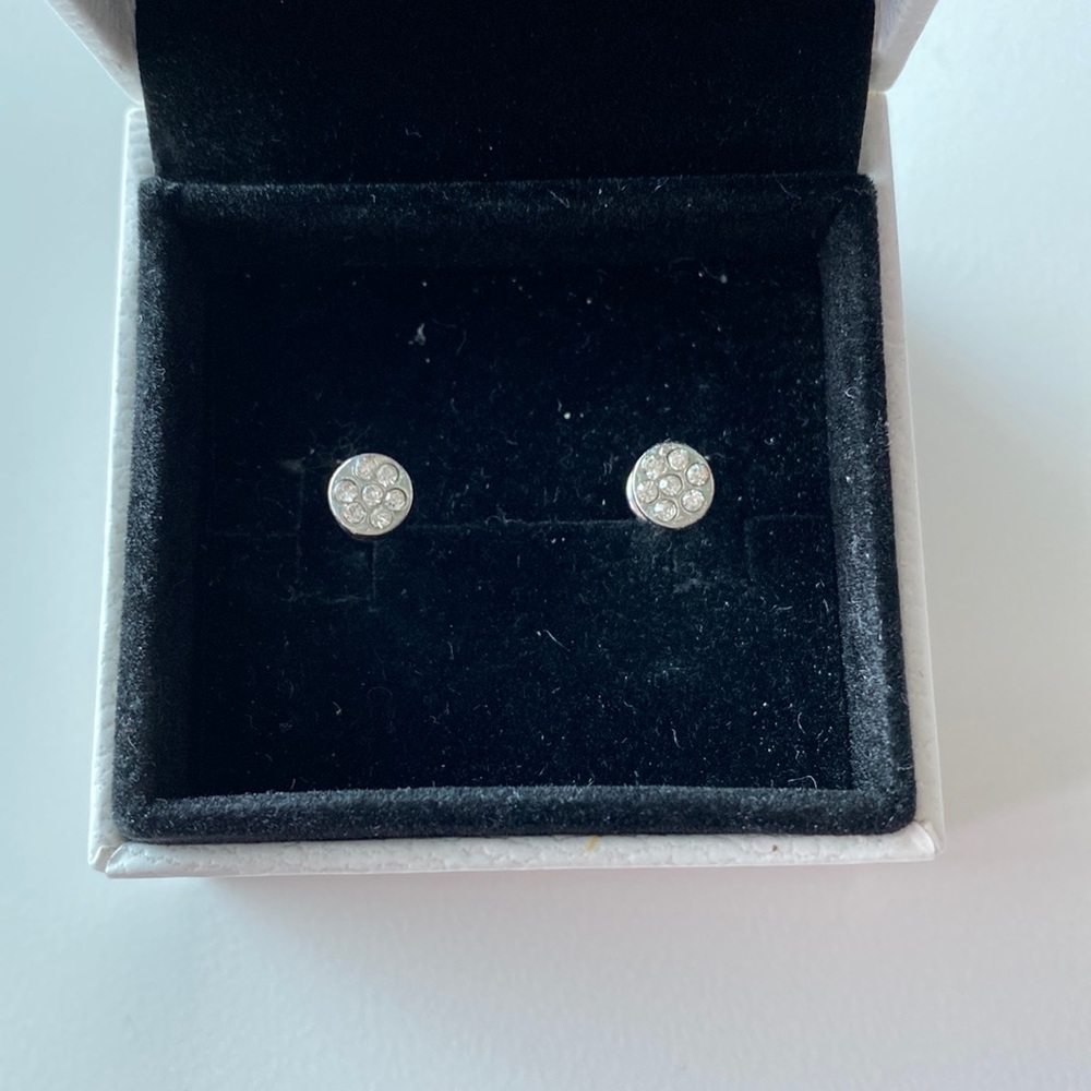 Circular diamond studs